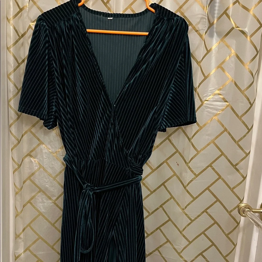 Elegant Dark Green Velvet Midi Wrap Dress with Self-Tie Waist - Picture 7 of 11